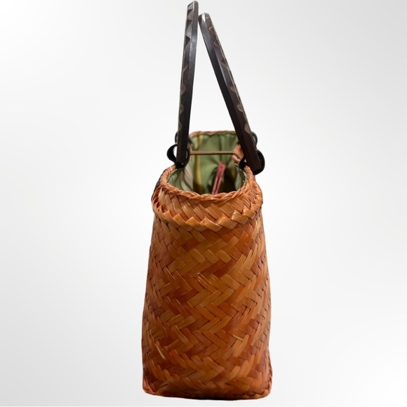 Orang straw bag with Woden handle and snap elastic on widen button. Used - Picture 4 of 12